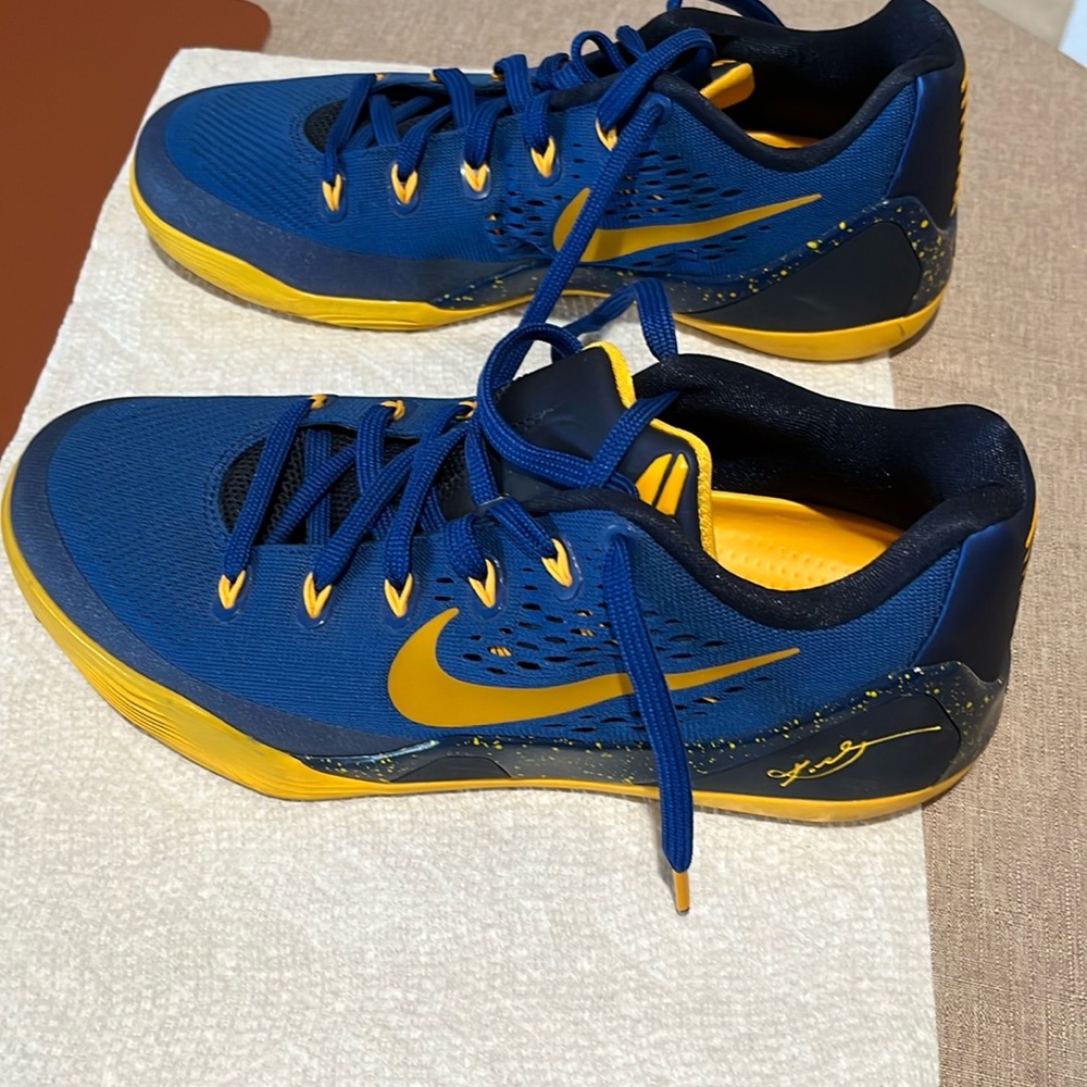 Men’s Kobe Bryant 9 shoes size 8